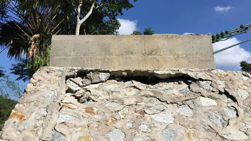 
“Cầu vừa xây xong đã sụt lún thế này. Nếu lũ kéo về, không biết chuyện gì sẽ xảy ra nữa”, một người dân xã Hương Thọ dừng xe quan sát vết nứt tại mố cầu bức xúc.
