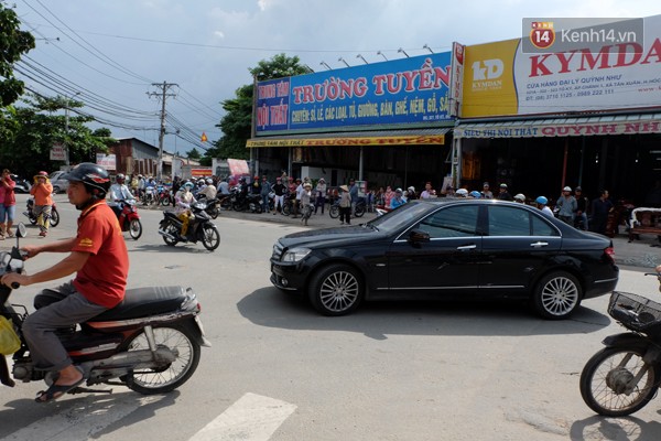 Người chồng cũng lái chiếc xe ô tô gây tai nạn xuống hiện trường.