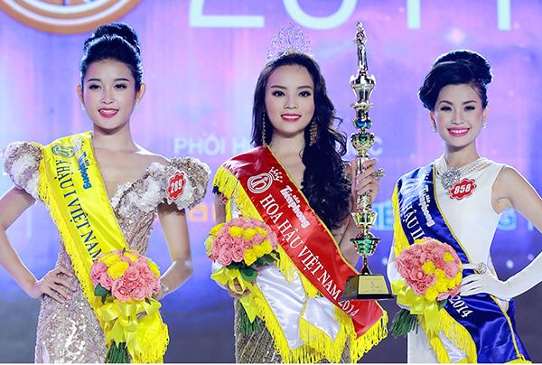 Đêm 6/12/2014, Nguyễn Cao Kỳ Duyên đăng quang Hoa hậu Việt Nam. Kết quả này bị rất nhiều người ném đá vì cho rằng nhan sắc của Kỳ Duyên không xứng tầm Hoa hậu.