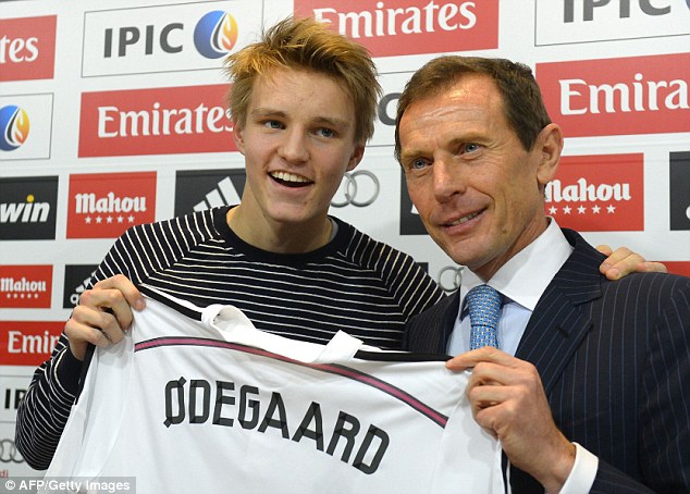 Martin Odegaard ra mắt Real Madrid trong buổi họp báo hôm qua