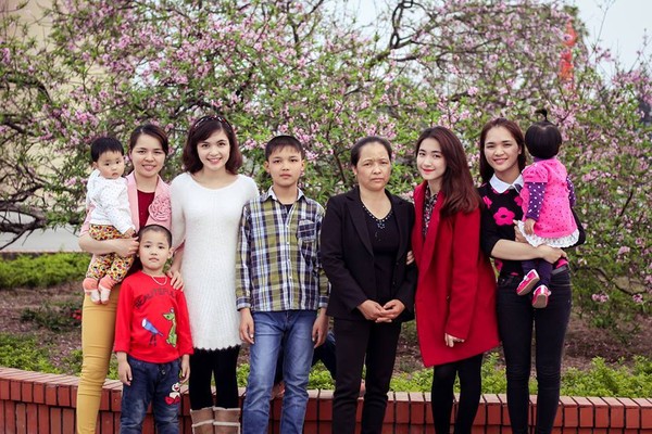 Bức ảnh chụp đông đủ 4 chị em gái của Hòa Minzy