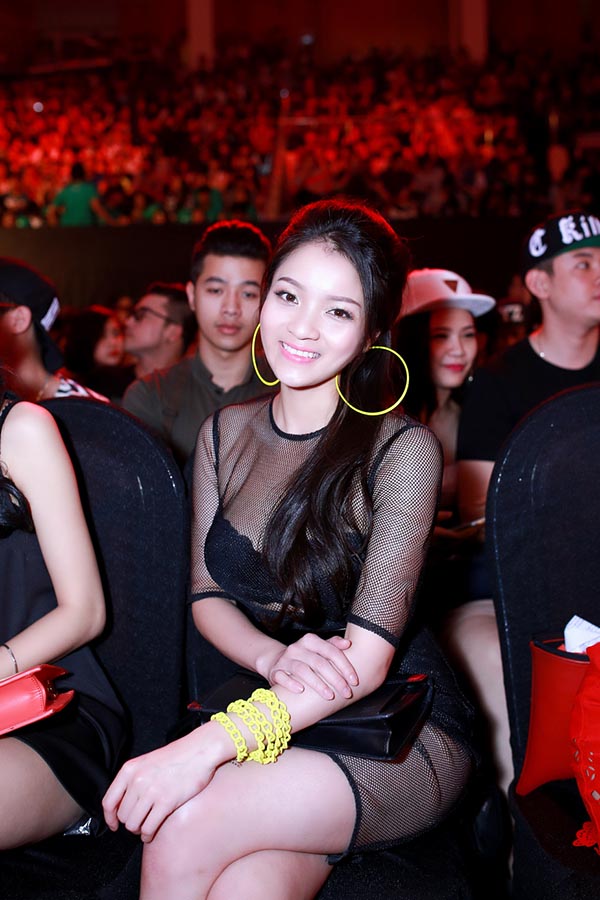 Thủy Top nổi bật trên hàng ghế vip của The Remix 2015.