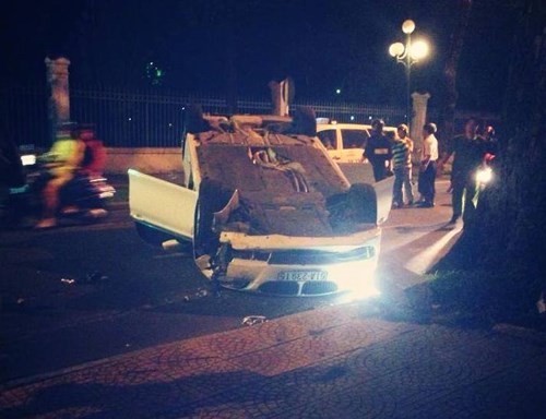 Khoảng 23 giờ 40  ngày 3/11/2014, chiếc ô tô BMW 523i màu trắng của Võ Hoàng Yến chạy với tốc độ cao trên đường hướng rat rung tâm Sài Gòn. Bất ngờ, chiếc xe mất lái, lao lên lề đường, tong vào cây và bị lật ngửa.