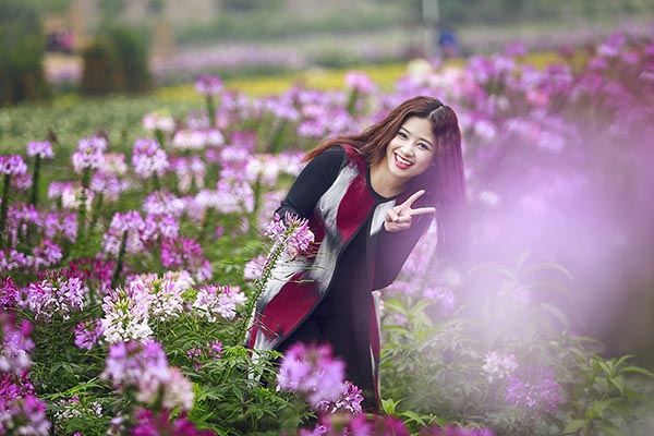 Cả hai cùng nhau đến một vườn hoa đẹp của Hà Nội để cùng chụp những bức hình kỉ niệm đáng nhớ.