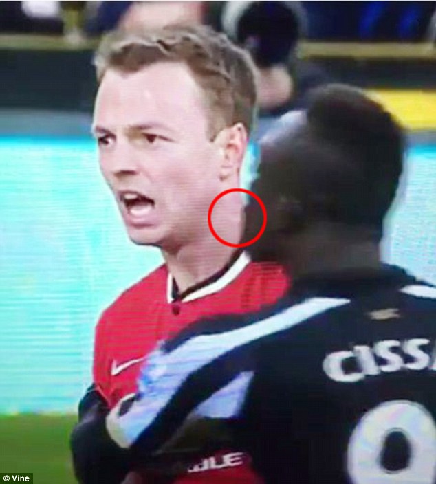 Hành vi xấu của Jonny Evans và Papiss Cissé