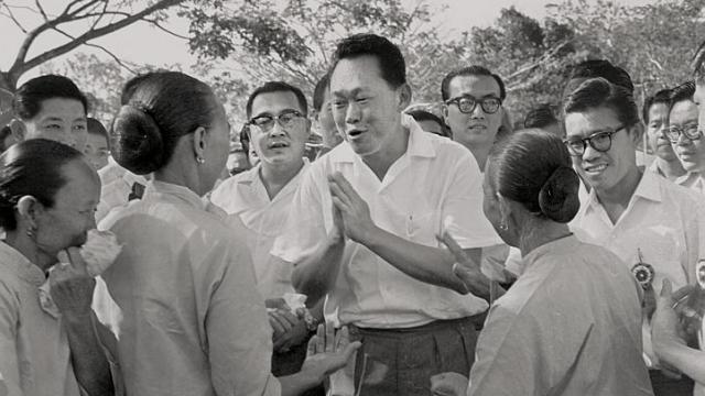 Ông Lý Quang Diệu nói chuyện với những người địa phương trong một chuyến thị sát năm 1963. 