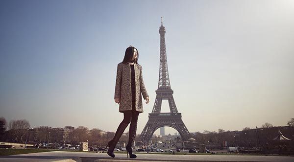 Trong chuyến du ngoại này, Diễm Trang thích thú tạo dáng bên tháp Eiffel - biểu tượng nổi tiếng của Pháp.