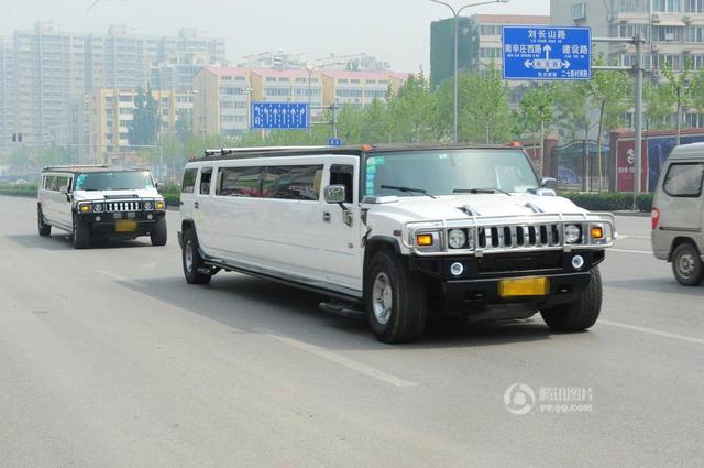 ...và 4 chiếc xe Hummer siêu khủng.