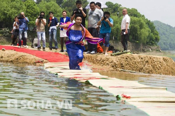 Với những bộ trang phục kì lạ như thế này, hầu như việc chạy dễ dàng và hoàn thành phần thi là rất hiếm. Một người đàn ông với trang phục kì quái đang cố hoàn thành phần thi dường như bất khả thi của mình