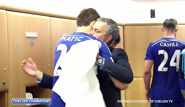 Matic ôm chầm lấy Mourinho trong phòng thay đồ