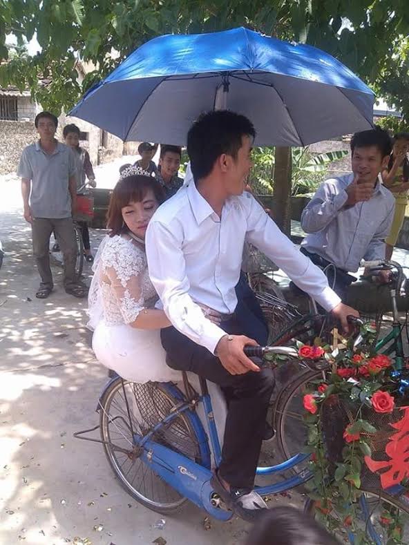 Không ồn ào, không xa hoa nhưng với cặp đôi thì màn rước dâu bằng xe đạp này có nghĩa vô cùng đặc biệt trong ngày trọng đại của họ