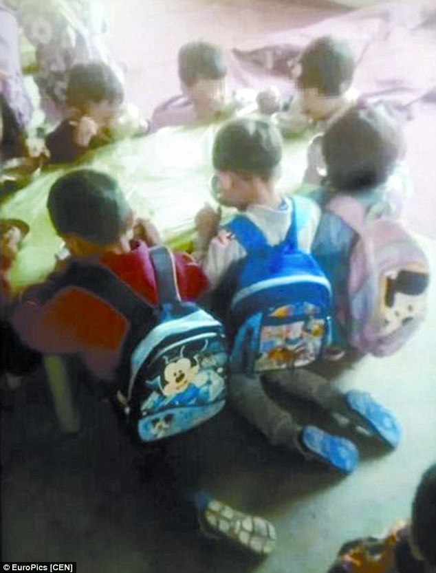 Những bức ảnh chụp trẻ em quỳ trên sàn trong khi ăn sáng tại trường mầm non Rồng nhỏ ở thành phố Trịnh Châu của Trung Quốc được một cựu giáo viên của trường này đăng lên mạng xã hội.