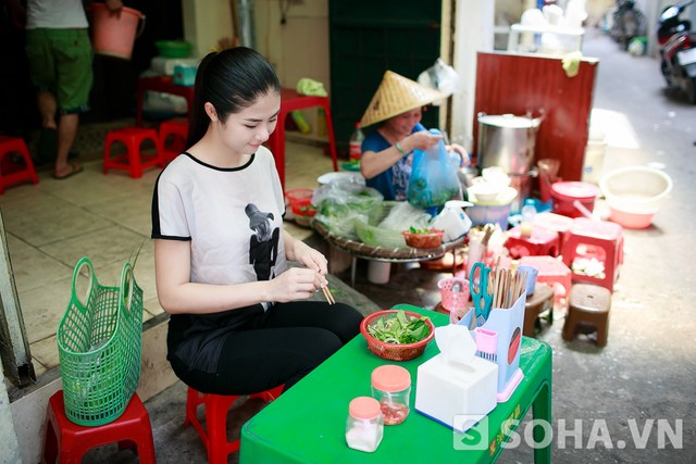 Hoa hậu Ngọc Hân thường ăn sáng ở một cửa hàng quen thuộc nằm trong khu chợ gần nhà