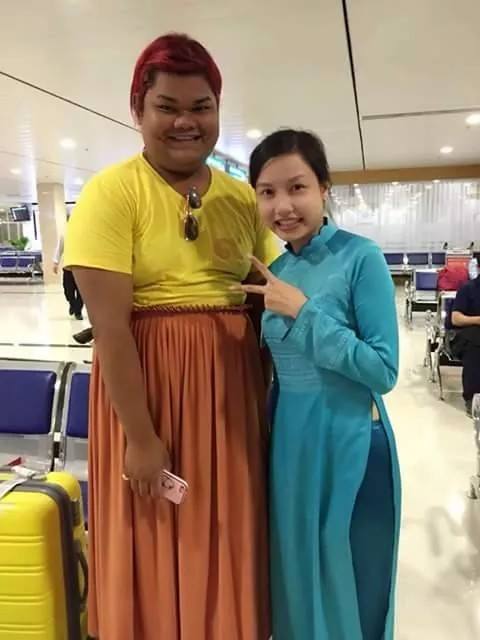 Lần đầu tiên xuất hiện tại Việt Nam, nàng béo Happy Polla mặc một chiếc áo màu vàng khá nổi bật.