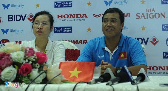 Trợ lý Nguyễn Thanh Sơn trong buổi họp báo sau trận hòa U23 Myanmar 2-2 (Ảnh: Zing.vn)