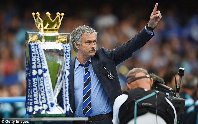 Mourinho ăn mừng bên chiếc cúp vô địch