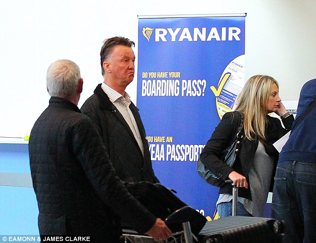 Dù rất giàu có, HLV Van Gaal vẫn đi hàng không giá rẻ Ryanair vào tối thứ Hai vừa rồi để đến BĐN du lịch