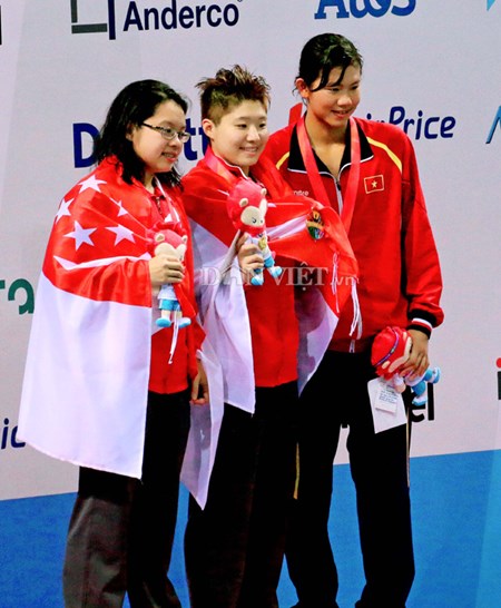 Tao Li (giữa) thách thức Ánh Viên sau khi đoạt HCV 50m bơi bướm.