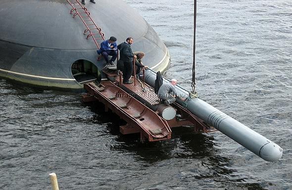 Tàu ngầm Kilo lắp tên lửa và ngư lôi qua đường ống phóng lôi ở mũi tàu