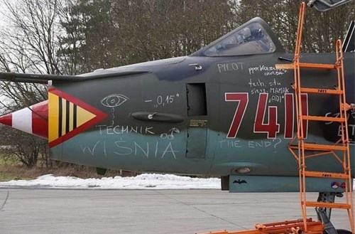 Su-22M4 được nâng cấp mạnh mẽ về hệ thống điện tử hàng không với hệ thống định vị RSDN, hệ thống định vị quán tính, hệ thống radar cảnh báo SPO-15LE Sirena, la bàn vô tuyến, đặc biệt là hệ thống đo xa laser Klyon-54 (đặt ở đầu mũi).