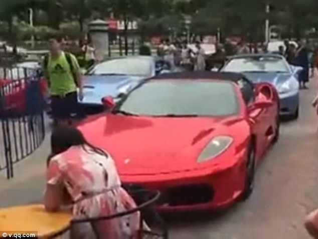 Sự xuất hiện của dàn siêu xe bao gồm một chiếc Ferrari và  một chiếc Mercedes-Benz đã thu hút sự chú của những người hiếu kỳ.