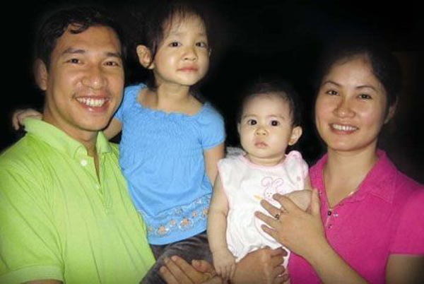 Quang Thắng và vợ hạnh phúc bên 2 cô con gái xinh xắn, đáng yêu