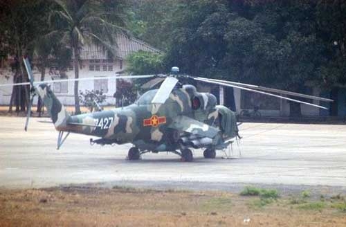 Vào cuối những năm 1970, Việt Nam được Liên Xô viện trợ một số trực thăng vũ trang gồm các biến thể Mi-24 A/B/U, trong đó biến thể A tiêu chuẩn, B có trang bị thêm súng máy hạng nặng 12,7 mm ở mũi và U dùng cho huấn luyện.