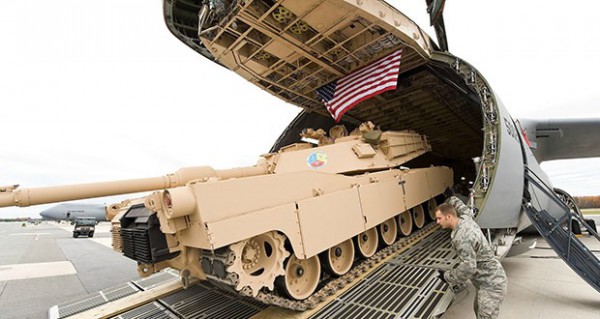 Mỗi chiếc xe tăng chiến đấu chủ lực M1 Abrams có khối lượng lên đến 67 tấn và con quái vật C-5 có thể chở theo 2 chiếc như vậy hoặc 1 chiếc Abrams cùng 2 xe chiến đấu bộ binh Bradley.