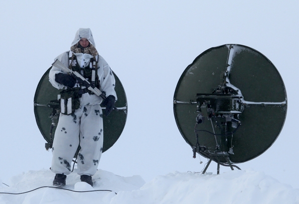 Một người lính đang chốt tại một trạm kiểm soát radar