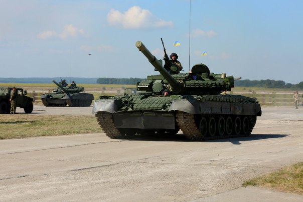 Xe T-72B1 mở màn buổi lễ, đây là phiên bản xe tăng T-72 do Ukraine nâng cấp với lớp giáp Kontakt-1.