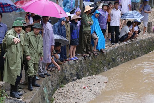 quang ninh: mua lon, mot phu nu bi hut xuong cong tu than - 3