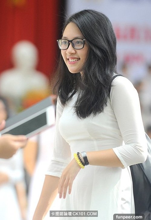 Hình ảnh nữ sinh Việt xinh đẹp trong tà áo dài trắng luôn nhận được sự chú ý ở bất kỳ đâu dù là trong nước hay ngoài nước.