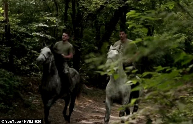 Đoạn video mà ông Toroczkai vừa công bố dài 2 phút với hình ảnh những người đàn ông lực lưỡng cưỡi ngựa,