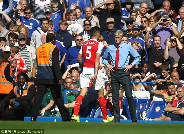 
HLV Wenger cay cú nhìn Gabriel bị đuổi và Arsenal thua 0-2 sau đó.
