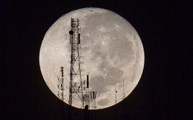 Hình ảnh mặt trăng khổng lồ được chụp lại đêm qua trên đỉnh núi Boutilier ở Port-au-Prince, Haiti.