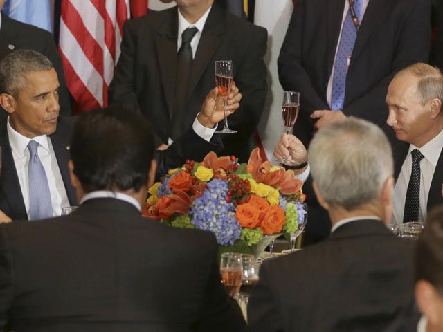 
Bức ảnh Tổng thống Obama (trái) và Tổng thống Putin (phải) cụng ly champagne đầy xa cách tại bữa tiệc trưa do Tổng thư ký Liên Hợp Quốc Ban Ki-moon chủ trì hôm 28.9.
