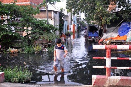 Nhiều cây cầu bắc qua kênh bị nước nhấn chìm. Người đi bộ mới dám vượt qua còn người đi xe máy phải chạy đường vòng vì sợ không thấy đường lao xe xuống kênh