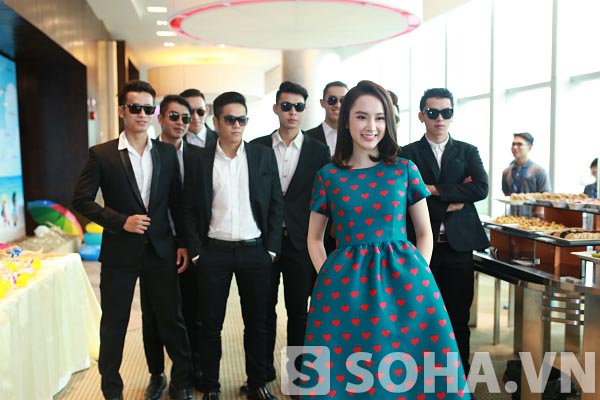
Trong phần chụp hình kỉ niệm, Angela Phương Trinh vui vẻ tạo dáng bên dàn vệ sĩ điển trai.
