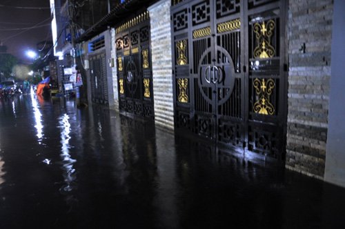 Đến 21h30 tối 9.10, nhiều tuyến đường hẻm trên đường Ấp Chiến Lược quận Bình Tân vẫn còn ngập nước do ảnh hưởng của cơn mưa lúc chiều