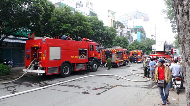 
Lực lượng chữa cháy có mặt triển khai phương án dập lửa
