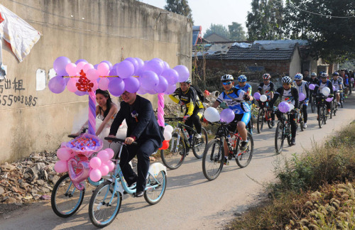 Quen nhau khi cùng là thành viên của một hội yêu xe đạp địa phương, cặp đôi đã quyết định dùng xe đạp để kỷ niệm ngày trọng đại của mình, đồng thời kêu gọi nâng cao ý thức bảo vệ môi trường.