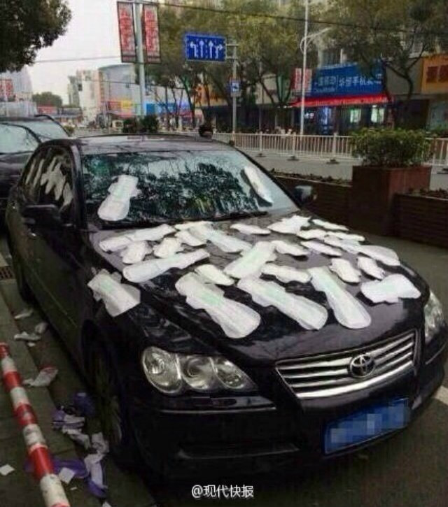 
Một phụ nữ ở tỉnh Chiết Giang đã dán 30 chiếc băng vệ sinh lên chiếc xe của bạn trai bởi vì cô nghi ngờ người yêu của mình đang quan hệ với một cô gái khác.
