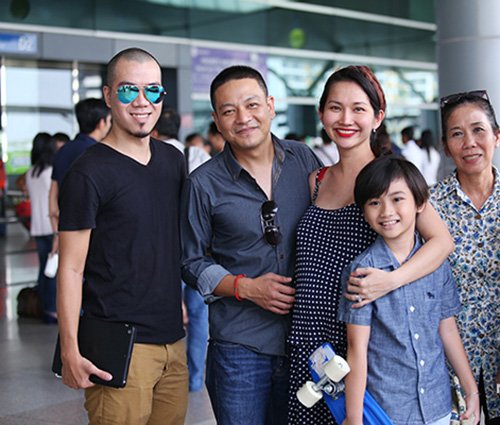 
Giữa tháng 7 vừa qua, DJ Phong đã ra tận sân bay tiễn gia đình mới của vợ cũ và con trai sang Mỹ. Anh không ngại chụp ảnh chung với tổ ấm mới của Kim Hiền.
