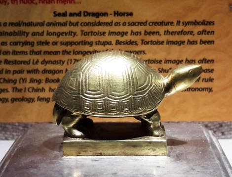 
Tượng Rùa trên ấn “Quốc mẫu chi bảo” bằng bạc và vàng

