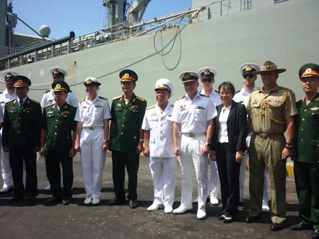 
Đoàn Hải quân Australia chụp ảnh lưu niệm cùng đoàn Việt Nam tại Cảng Tiên Sa.
