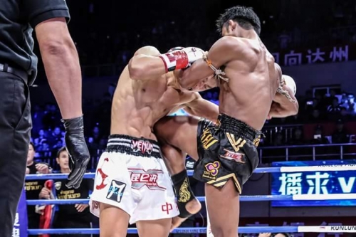 
Buakaw quá vượt trội so với Hui Gu.
