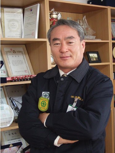 
Và ảnh ông Kim Yoo Moon - chủ tịch công ty quốc tế Hankook cho thấy ông chính là cha của Kim Tae Hee

