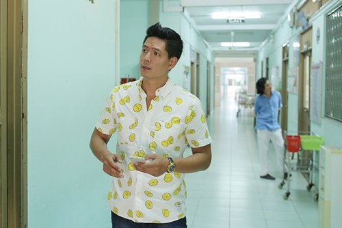 
Nam diễn viên - MC Bình Minh đã có mặt tại bệnh viện Nguyễn Trãi, TP. HCM thăm và tặng quà cho diễn viên Thành Lũy.
