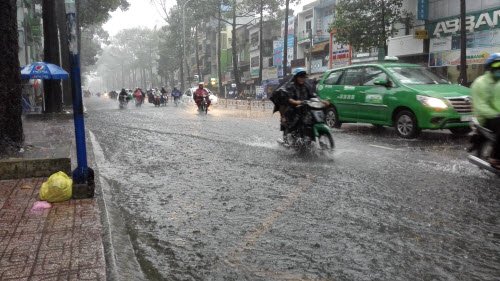 Đường Hồng Bàng đoạn giao với đường Tạ Uyên bị ngập nhanh chóng sau khoảng 30 phút hứng cơn mưa nặng hạt.