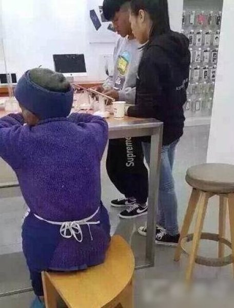
Bà cụ ngồi đợi cháu bên chiếc bàn trưng bày điện thoại - thứ xa lạ với mình. Hình ảnh cụ già xuất hiện trên mạng xã hội khiến các cư dân mạng Trung Quốc không khỏi xót xa, thương cảm.
